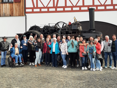 Gruppenfoto beim Auto- & Traktormuseum (1)