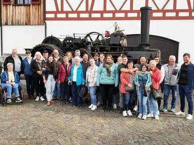 Gruppenfoto beim Auto- & Traktormuseum (2)